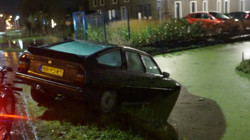 Personenauto belandt in sloot