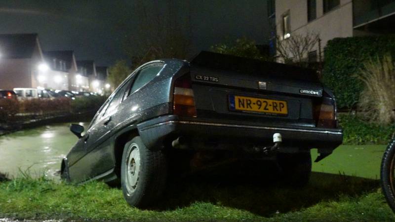 Personenauto belandt in sloot