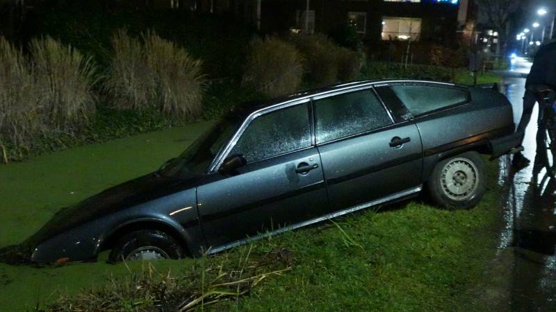 Personenauto belandt in sloot