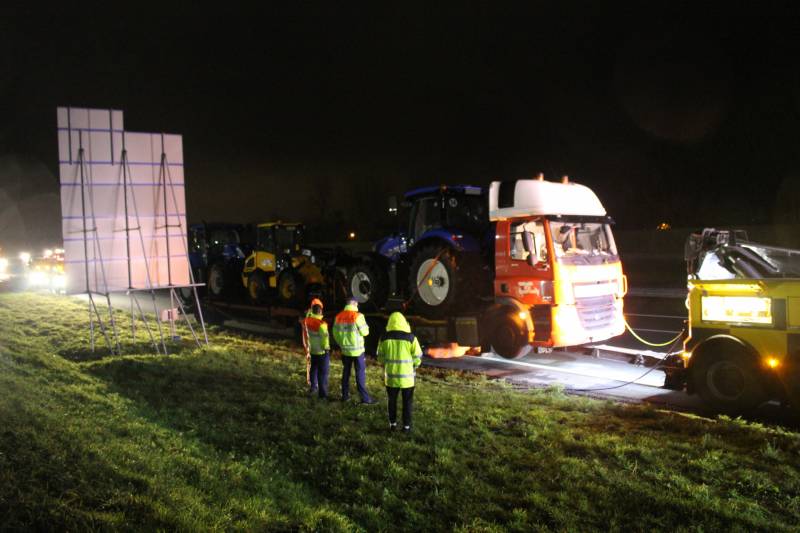 Vrachtwagen met pech blokkeert afrit
