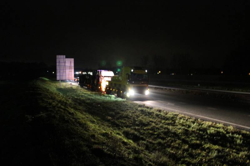 Vrachtwagen met pech blokkeert afrit
