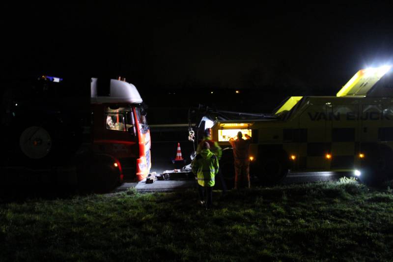 Vrachtwagen met pech blokkeert afrit