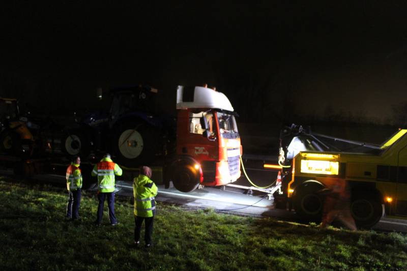 Vrachtwagen met pech blokkeert afrit