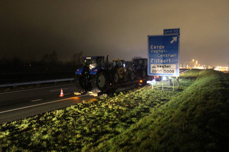 Vrachtwagen met pech blokkeert afrit