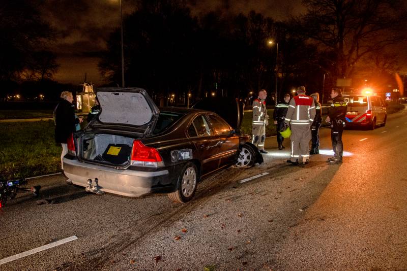 Flinke schade na botsing met lantarenpaal