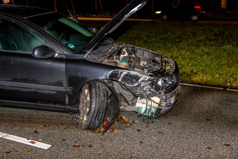 Flinke schade na botsing met lantarenpaal
