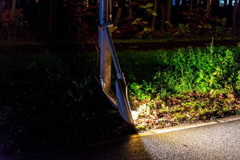 Flinke schade na botsing met lantarenpaal