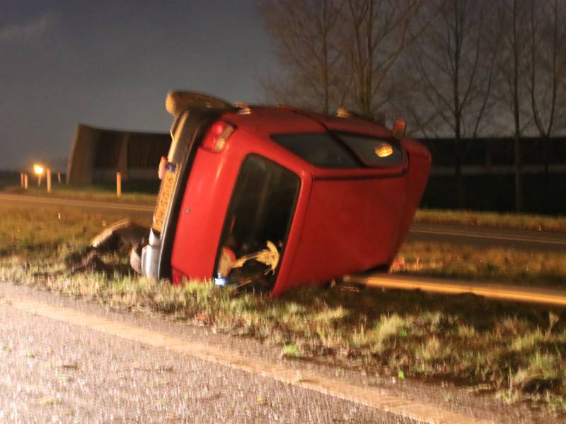 Auto op zijn kant, bestuurder gewond