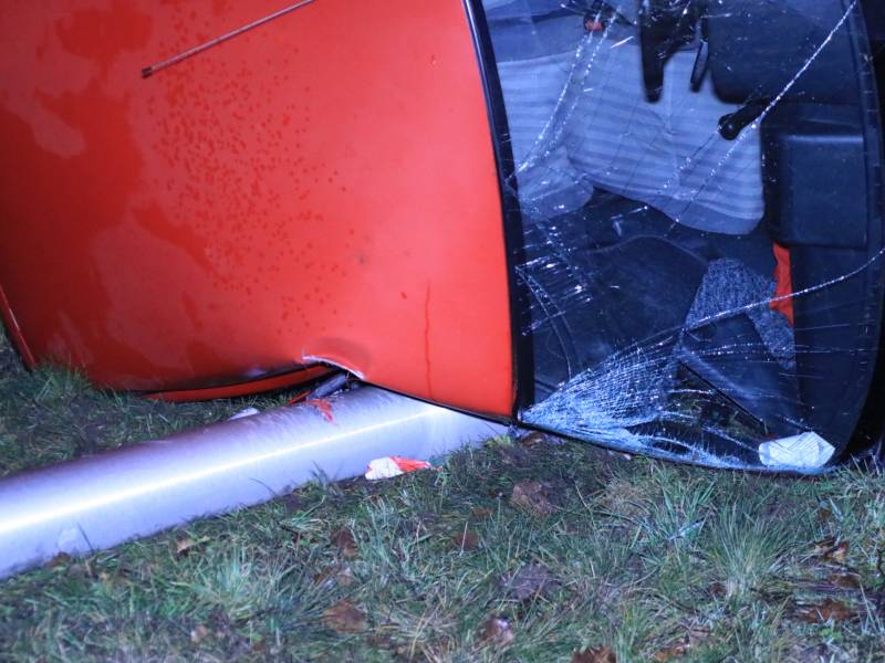 Auto op zijn kant, bestuurder gewond