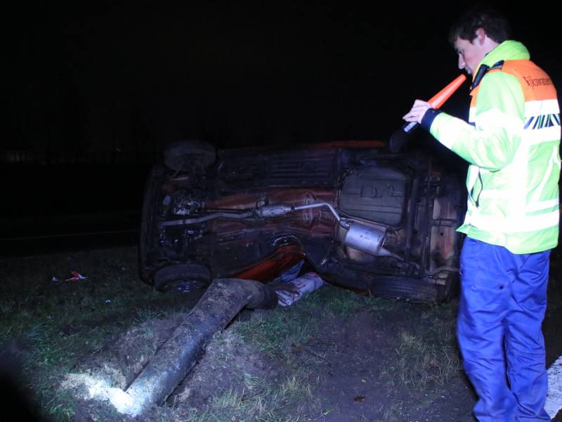 Auto op zijn kant, bestuurder gewond