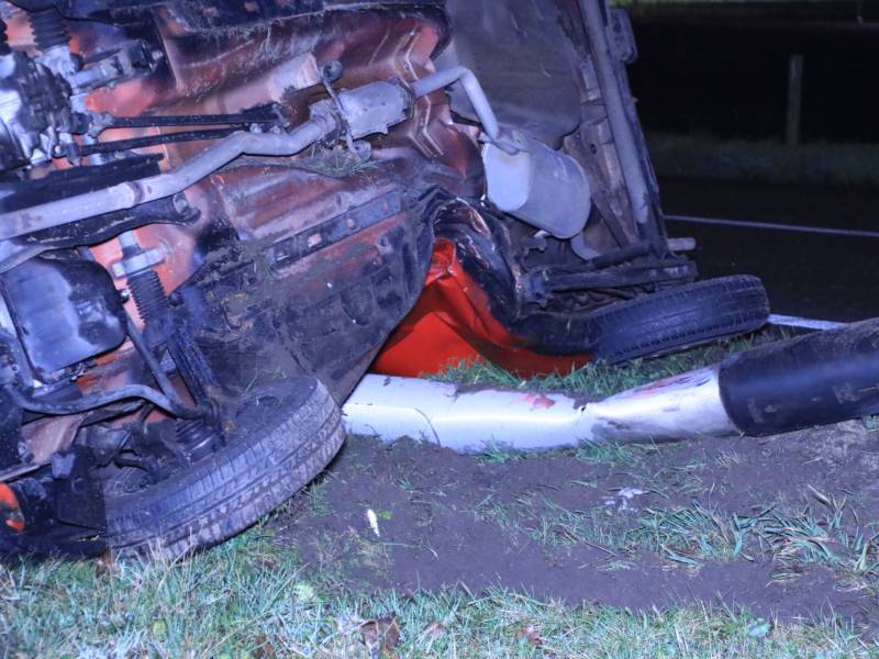 Auto op zijn kant, bestuurder gewond