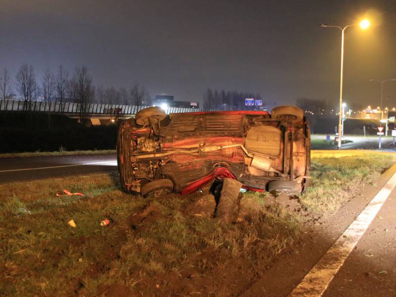 Auto op zijn kant, bestuurder gewond