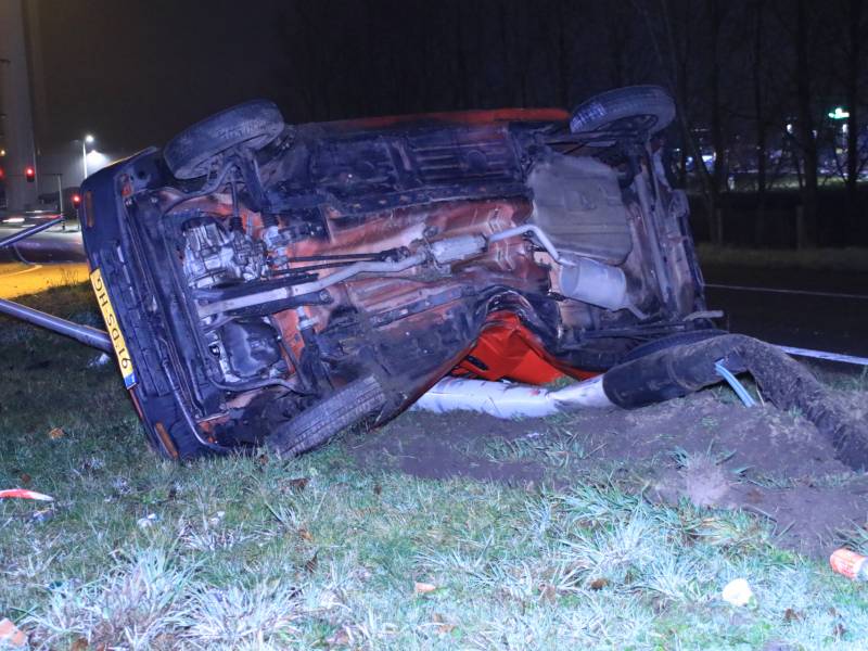 Auto op zijn kant, bestuurder gewond