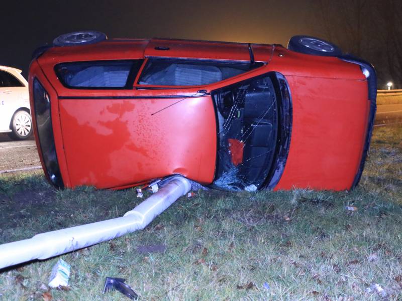 Auto op zijn kant, bestuurder gewond