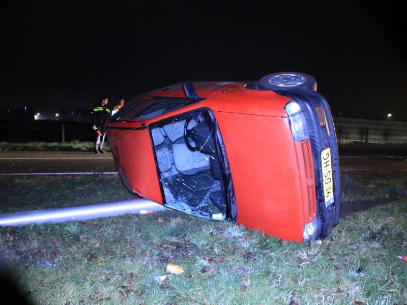 Auto op zijn kant, bestuurder gewond