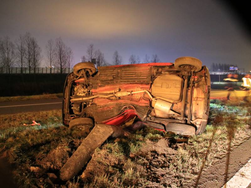 Auto op zijn kant, bestuurder gewond