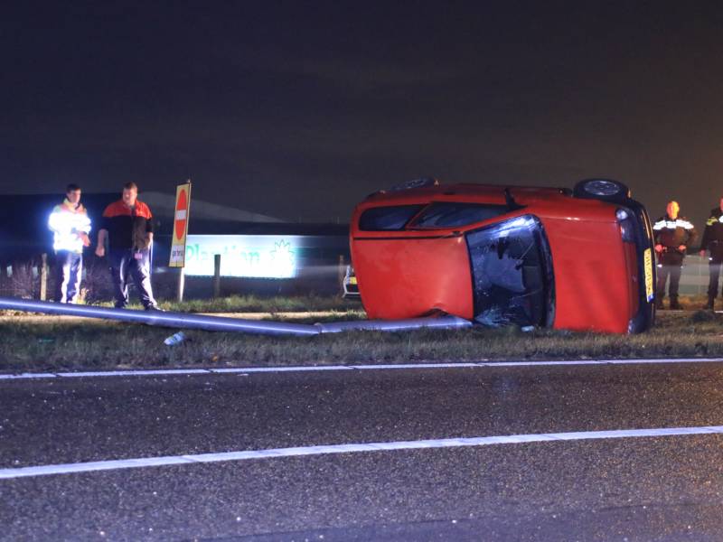 Auto op zijn kant, bestuurder gewond