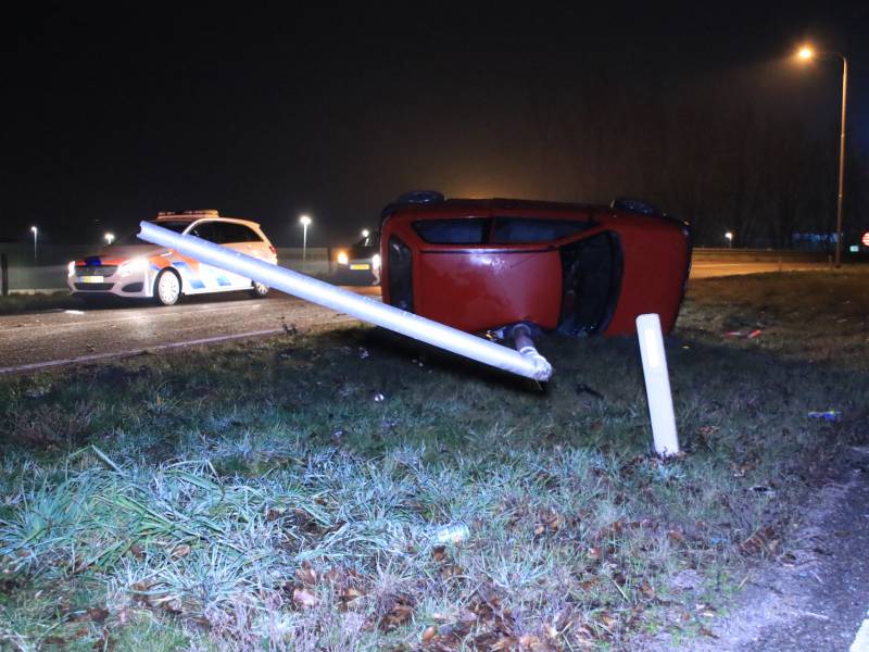 Auto op zijn kant, bestuurder gewond