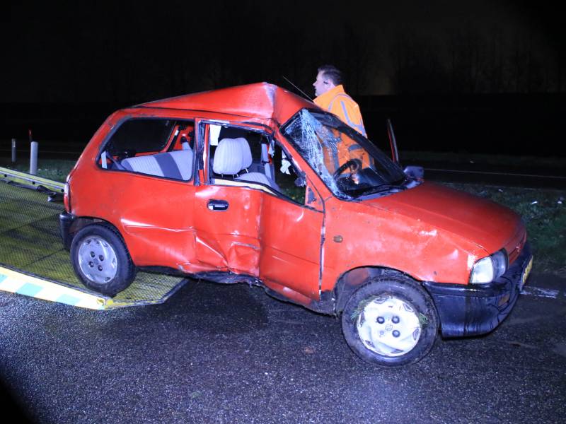 Auto op zijn kant, bestuurder gewond