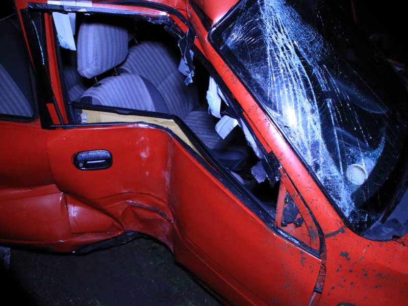 Auto op zijn kant, bestuurder gewond