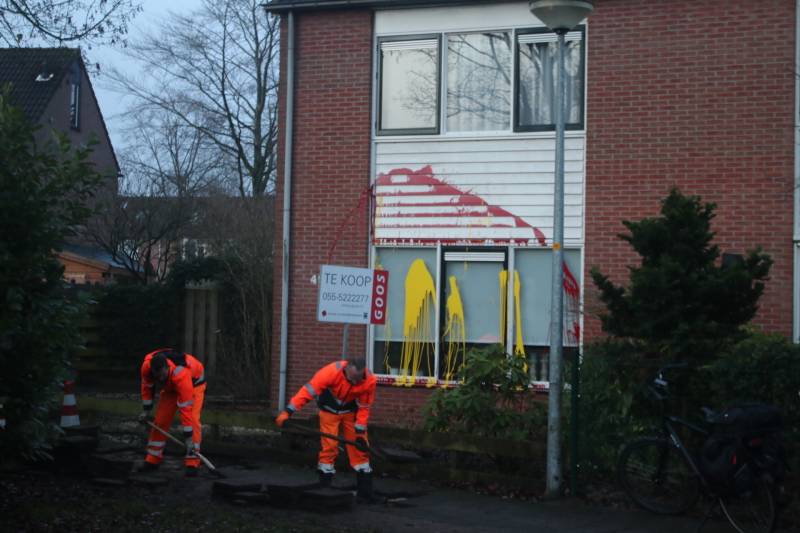 Huis besmeurd met rood en gele verf