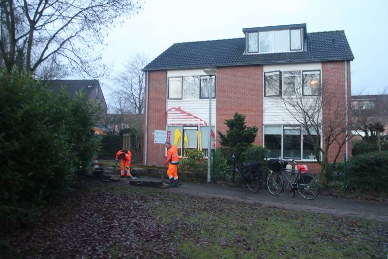 Huis besmeurd met rood en gele verf