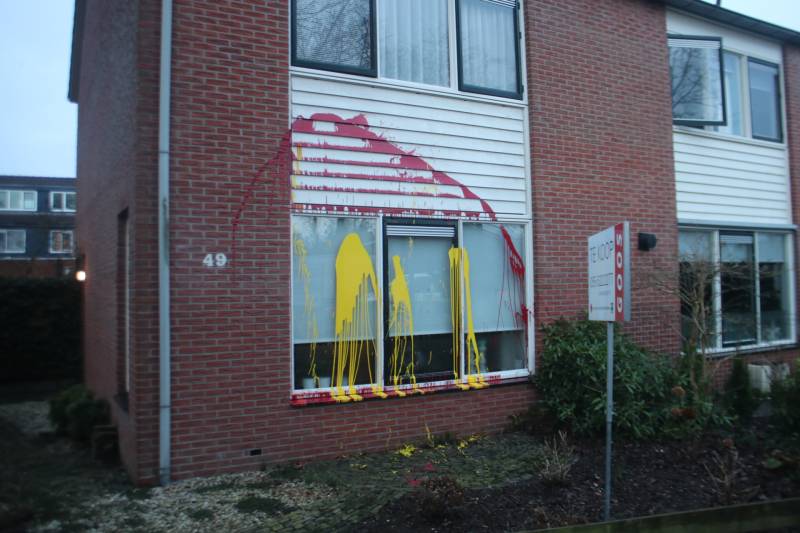 Huis besmeurd met rood en gele verf