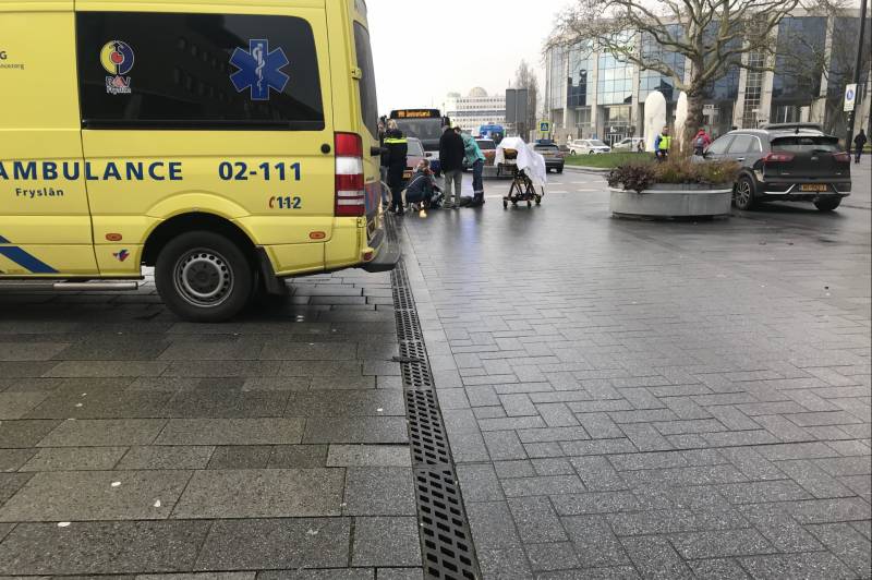 Vrouw gewond na aanrijding met auto
