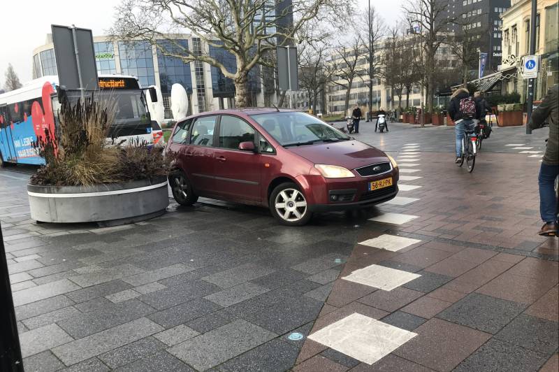 Vrouw gewond na aanrijding met auto