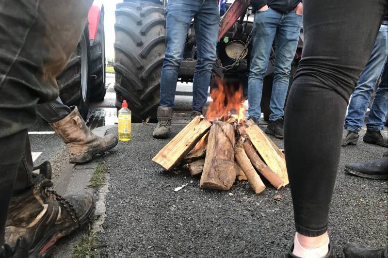 Brandweer blust protestvuur van demonstrerende boeren