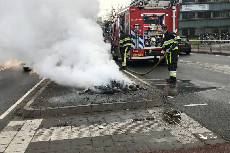 Brandweer blust protestvuur van demonstrerende boeren