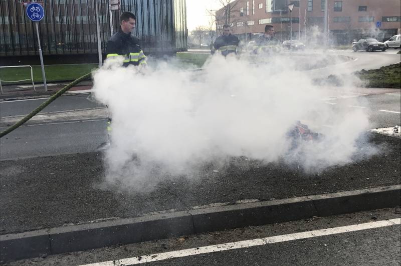 Brandweer blust protestvuur van demonstrerende boeren