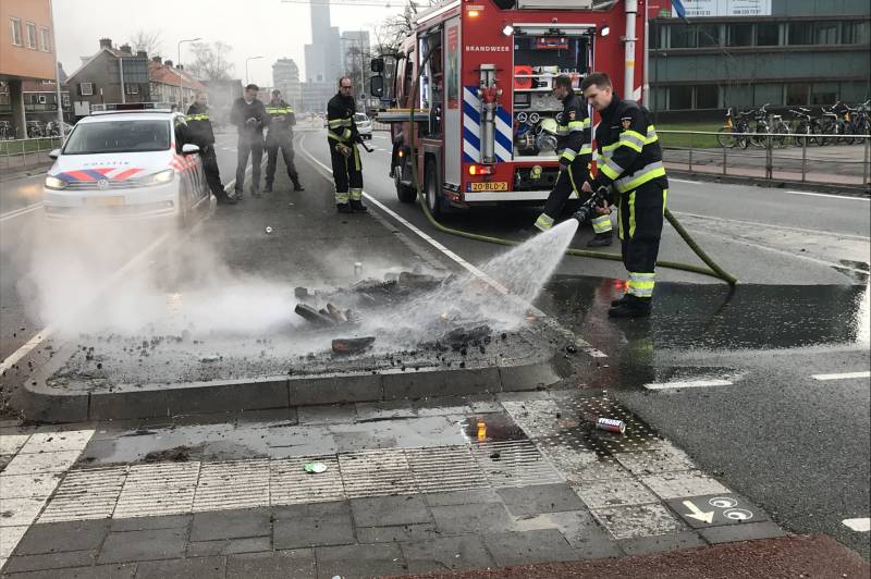 Brandweer blust protestvuur van demonstrerende boeren