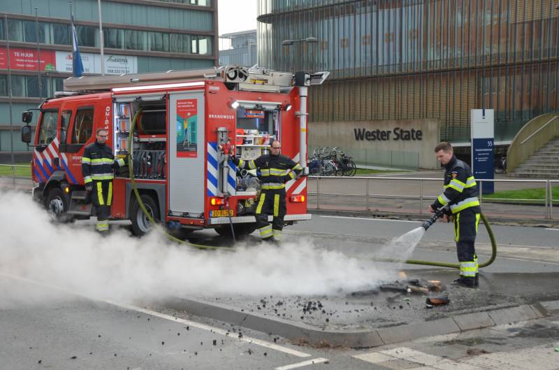 Brandweer blust protestvuur van demonstrerende boeren