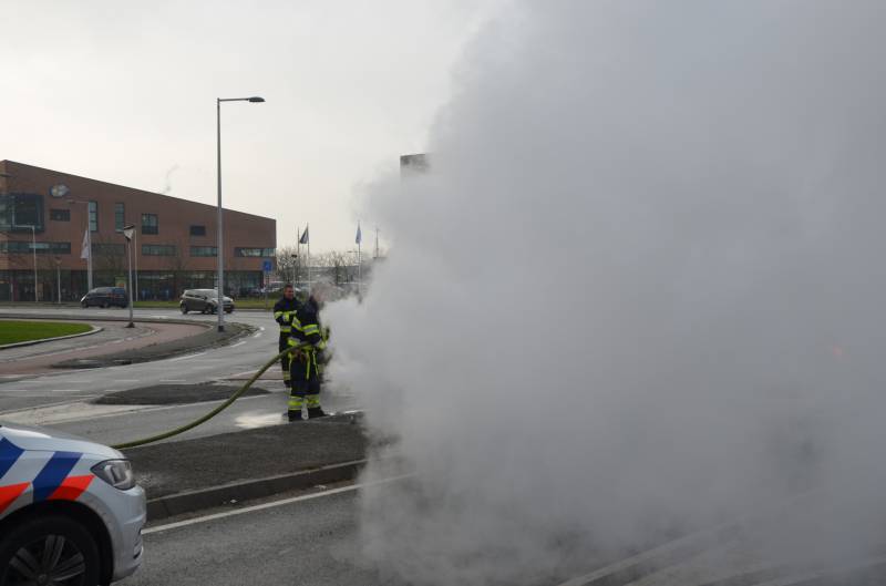 Brandweer blust protestvuur van demonstrerende boeren