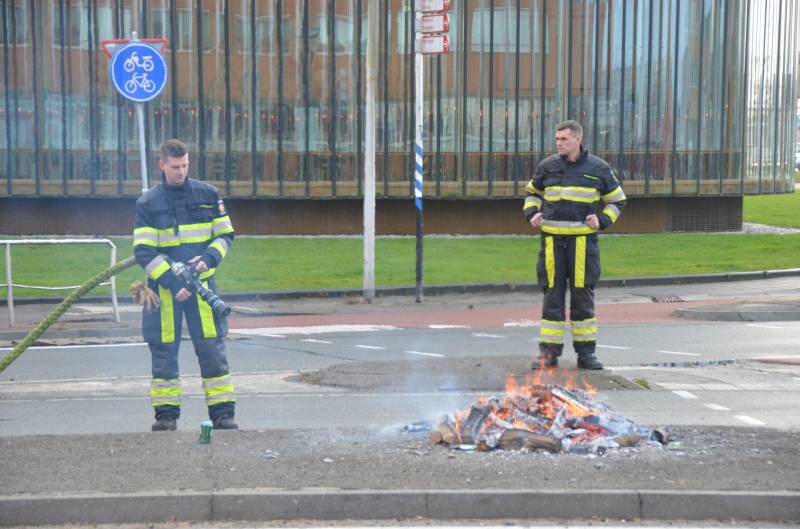 Brandweer blust protestvuur van demonstrerende boeren