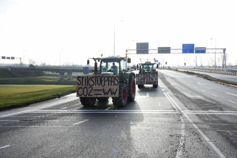 Boerenprotest bij ingang Shell