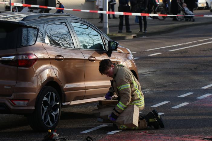 Kind komt onder auto bij aanrijding