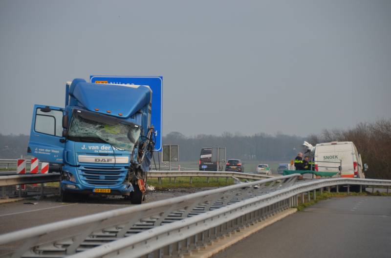 Dode bij ernstig ongeval vrachtwagen en bestelbus Fonejachtbrug