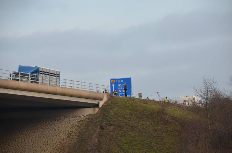 Dode bij ernstig ongeval vrachtwagen en bestelbus Fonejachtbrug