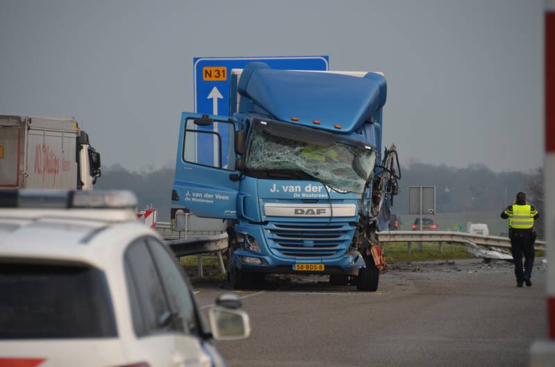 Dode bij ernstig ongeval vrachtwagen en bestelbus Fonejachtbrug