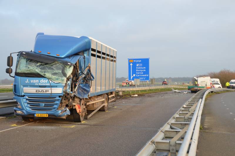 Dode bij ernstig ongeval vrachtwagen en bestelbus Fonejachtbrug