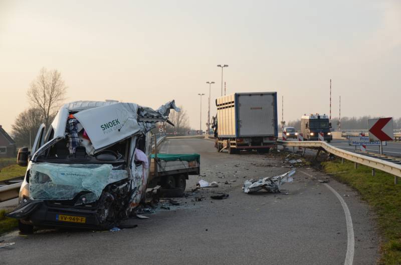 Dode bij ernstig ongeval vrachtwagen en bestelbus Fonejachtbrug