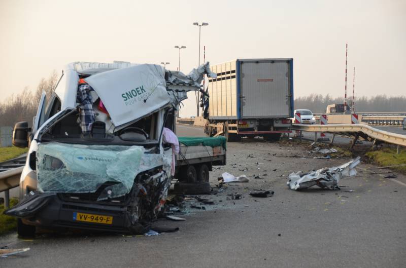 Dode bij ernstig ongeval vrachtwagen en bestelbus Fonejachtbrug