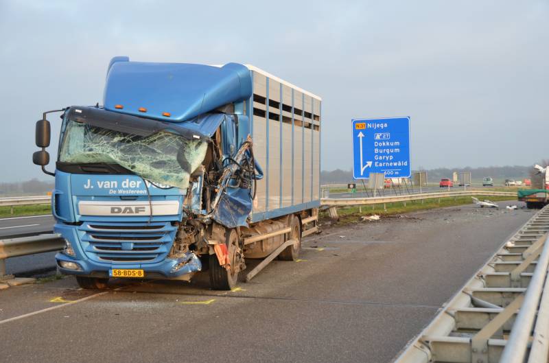Dode bij ernstig ongeval vrachtwagen en bestelbus Fonejachtbrug