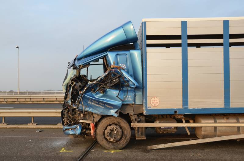 Dode bij ernstig ongeval vrachtwagen en bestelbus Fonejachtbrug