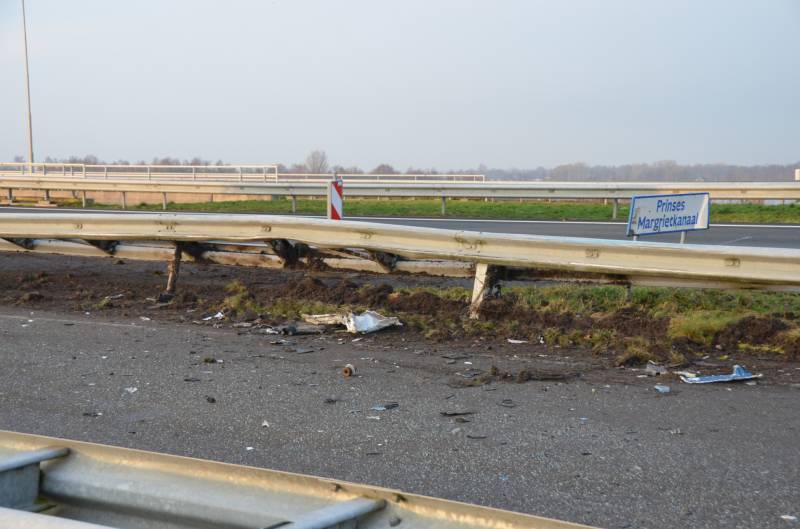 Dode bij ernstig ongeval vrachtwagen en bestelbus Fonejachtbrug
