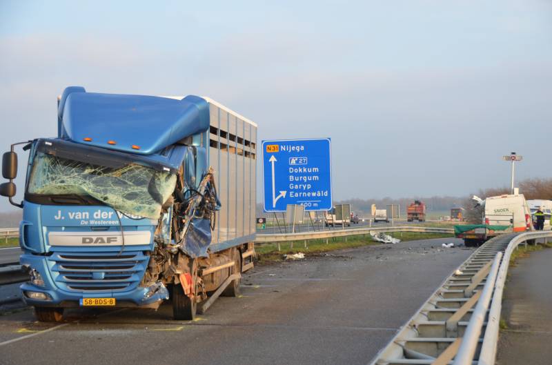 Dode bij ernstig ongeval vrachtwagen en bestelbus Fonejachtbrug