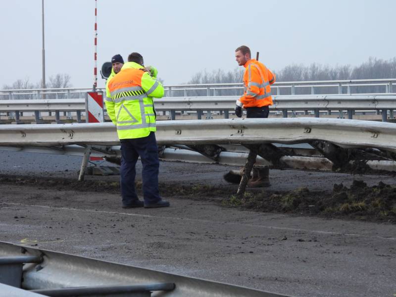 Dode bij ernstig ongeval vrachtwagen en bestelbus Fonejachtbrug