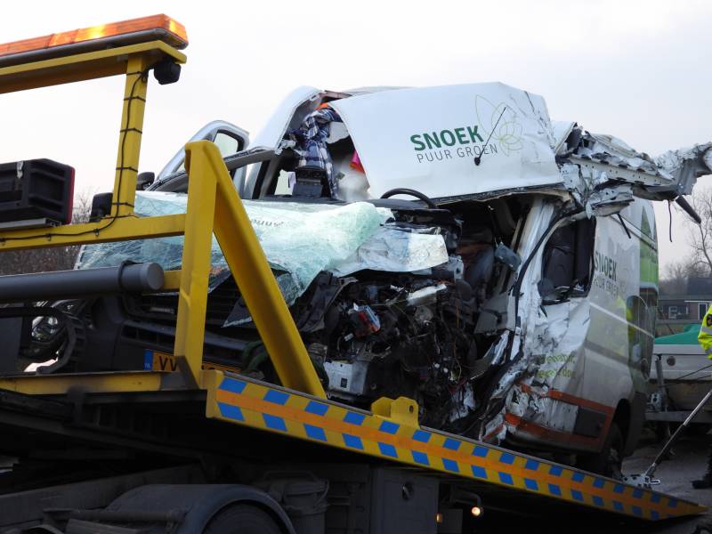 Dode bij ernstig ongeval vrachtwagen en bestelbus Fonejachtbrug